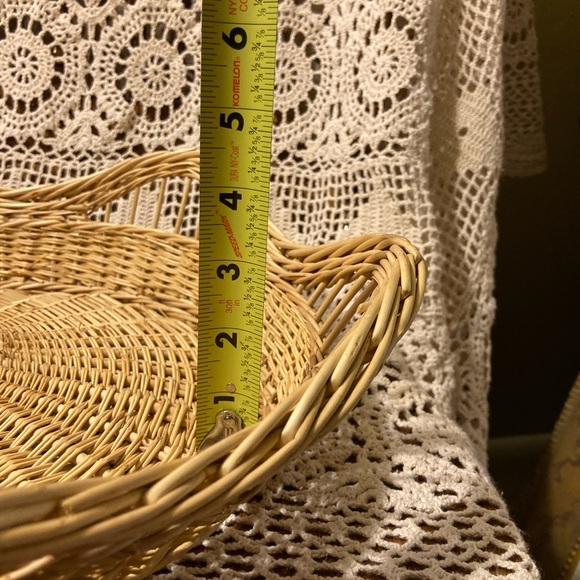 Large Blonde Wicker Woven Basket With Unique Border - Picture 11 of 13